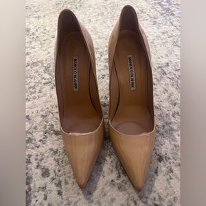 Manolo Blahik nude patent leather pumps
